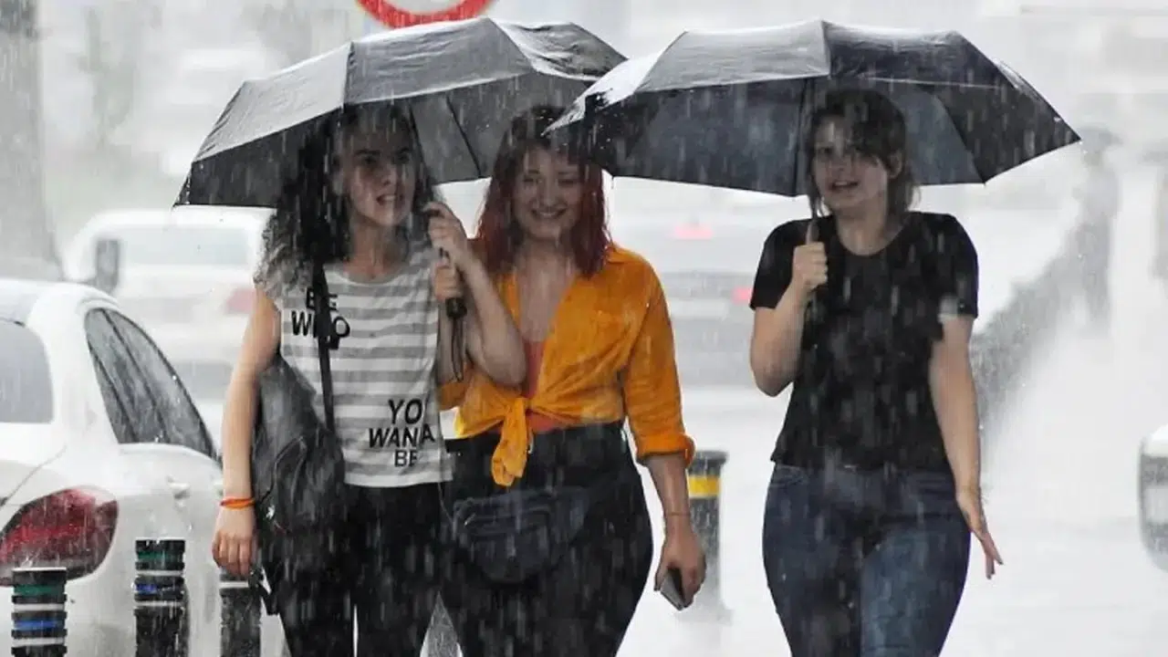 Meteoroloji saat vererek açıkladı: Çok kuvvetli sağanak yağış uyarısı! 14 derece birden düştü