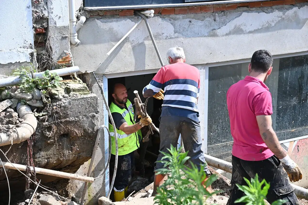 BÜYÜKŞEHİR ZOR GÜNDE VATANDAŞIN YANINDA