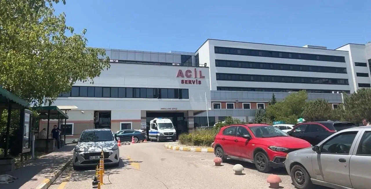 Kocaeli'de market çalışanı kıyma makinesine elini kaptırarak yaralandı, parmakları koptu.