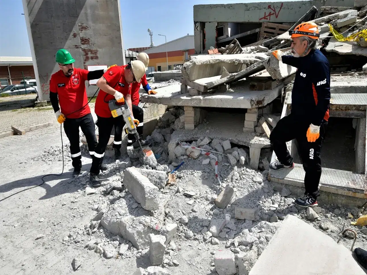 Bornova Belediyesi Arama Kurtarma Ekibi, eğitimlerini tamamlayıp akreditasyon için hazırlıklara başladı