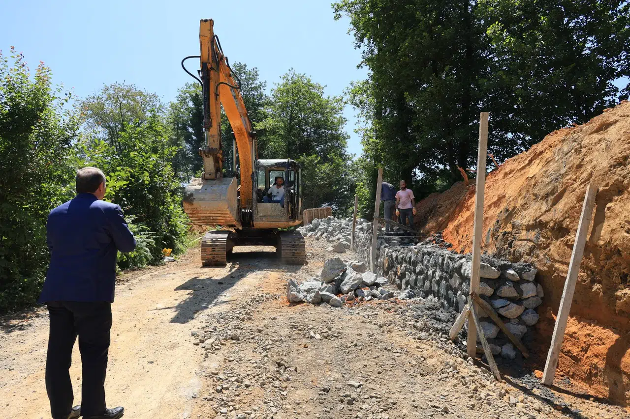 Arhavi'de Musazade Mahallesi'nde Altyapı ve Yol Düzenleme Çalışmaları Başladı