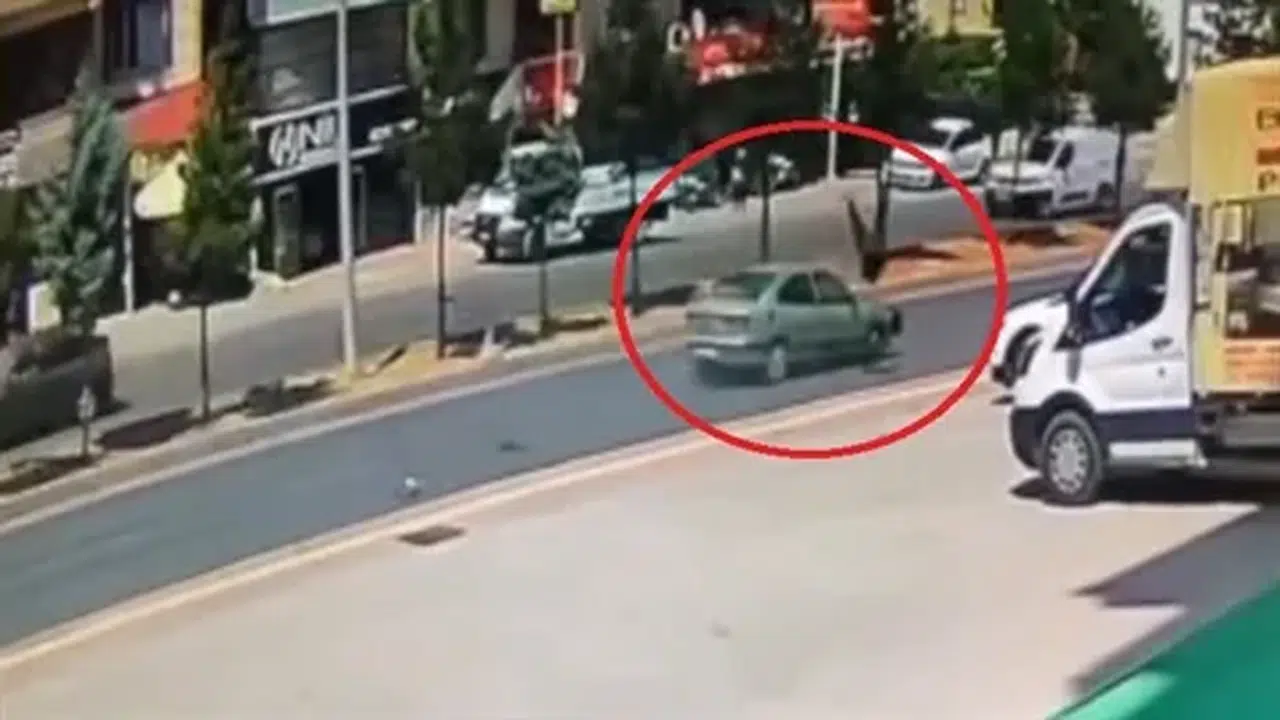 Silvan'da otomobilin çarptığı yayaya acil yardım: Hayati tehlikesi var