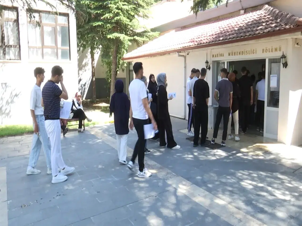 Belediye Ekipleri YKS'ye Zamanında Ulaşamayan Öğrencilere Yardım Etti!