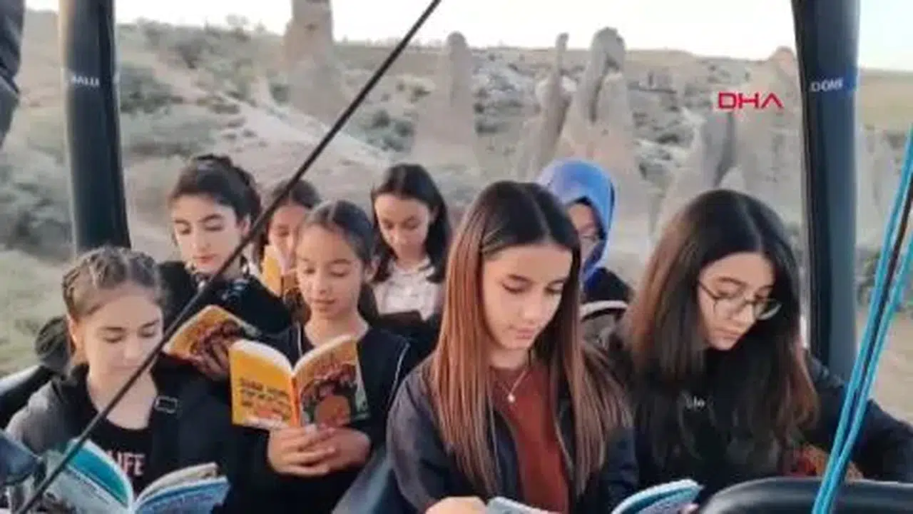 Kapadokya'da Öğrenciler, Sıcak Hava Balonunda Uçarken Kitap Keyfi Yaşadı!
