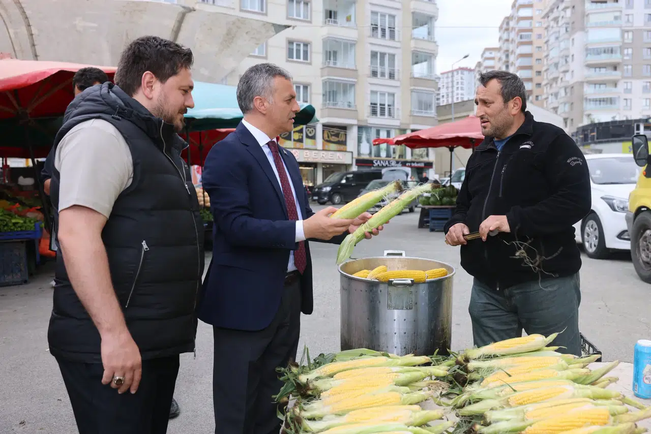 Yomra Belediye Başkanı Bıyık, halk pazarında esnafa destek ve vatandaşlarla diyaloğu güçlendirdi