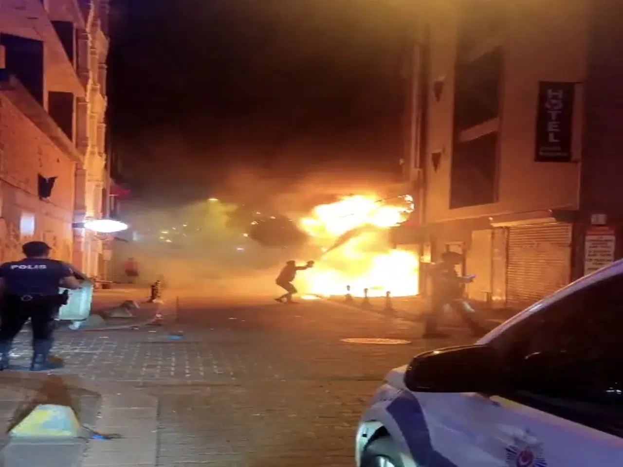 Kadıköy'de elektronik eşya mağazasında çıkan yangın paniğe neden oldu, inceleme başlatıldı