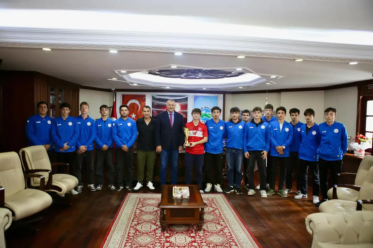 Ardeşen Belediyesi, Hokeydeki 1. Lig başarılarını genç sporcularla kutladı
