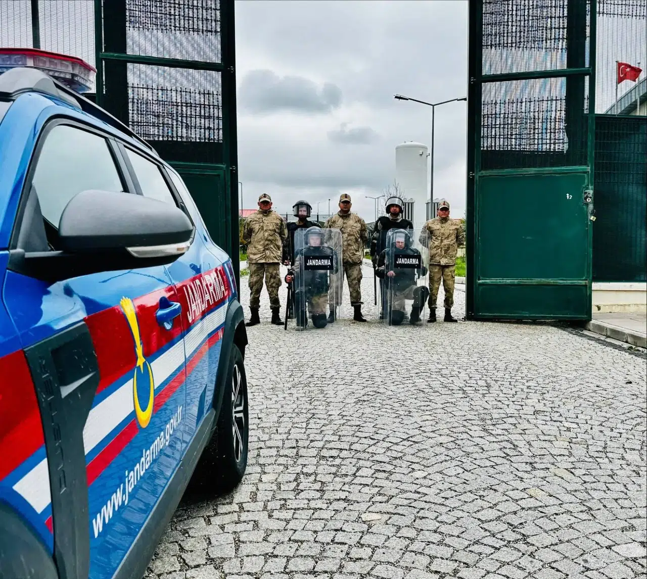 Erzurum'da düzensiz göçmenlere yönelik operasyon: 53 kişi yakalandı, 4 organizatör gözaltında