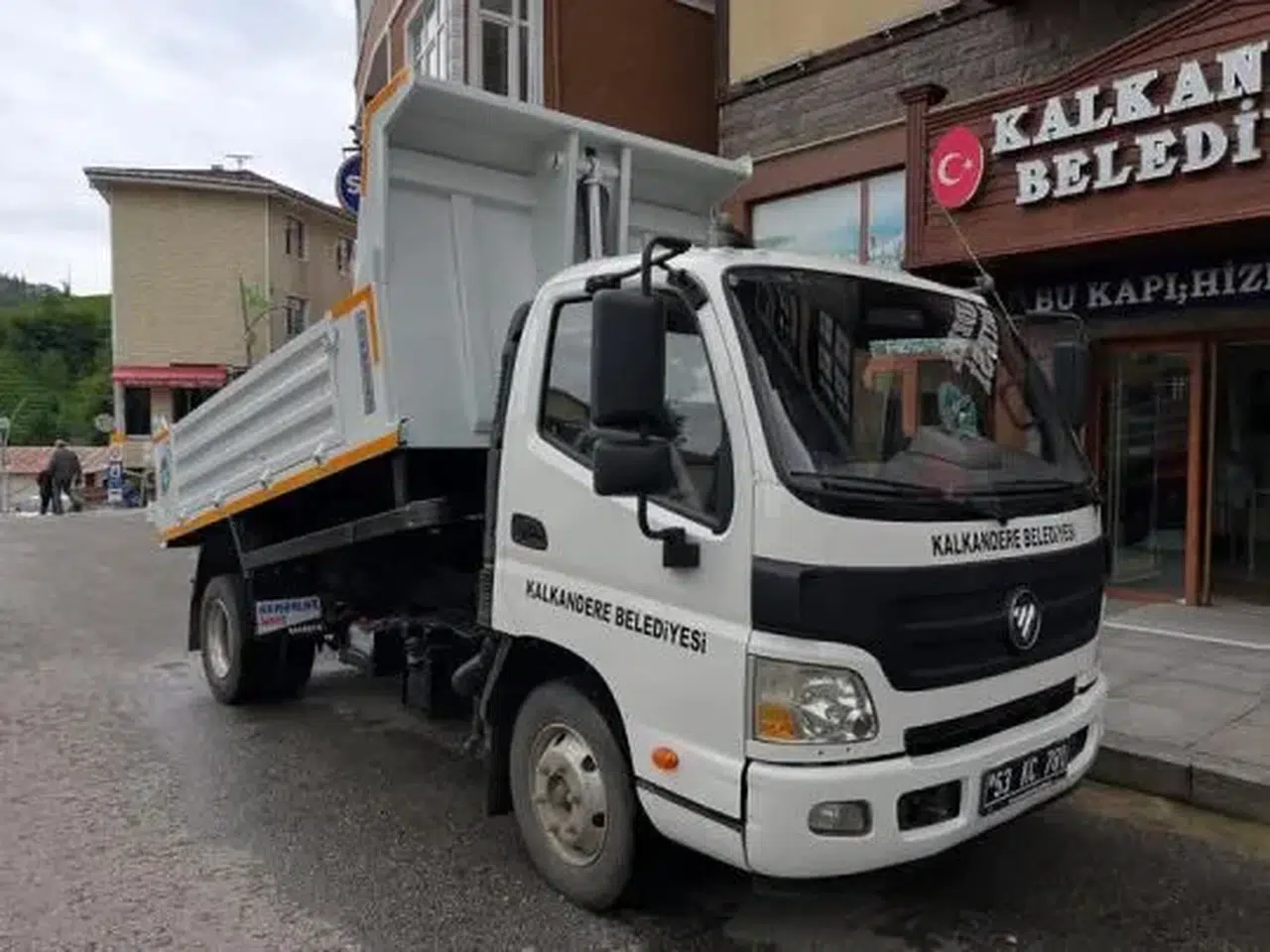 Kalkandere Belediyesi Kullanılmayan Aracı Damperli Kamyona Dönüştürdü