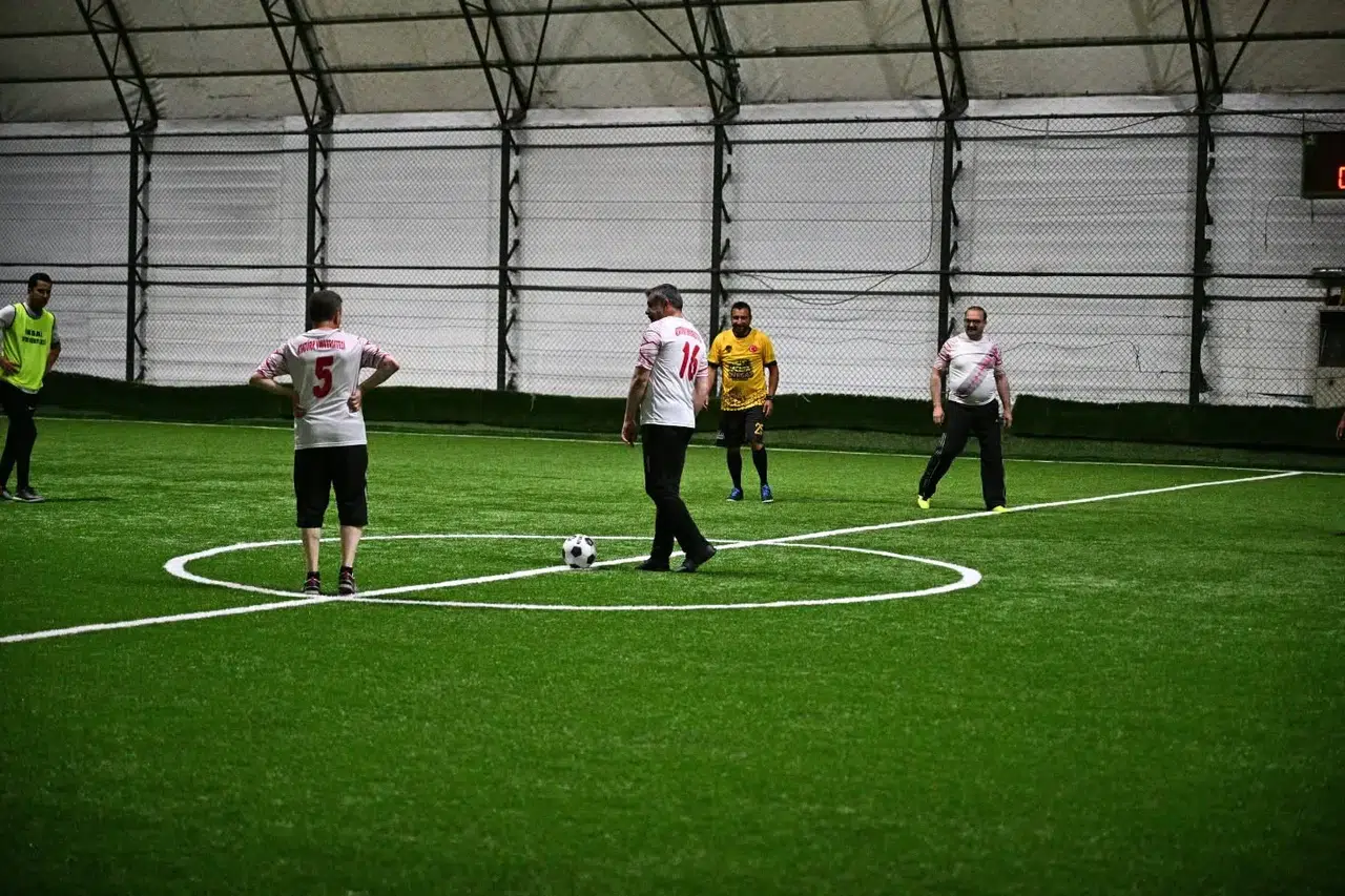 Erzurum'da Valinin katılımıyla sağlıklı yaşam için halı saha maçı düzenlendi