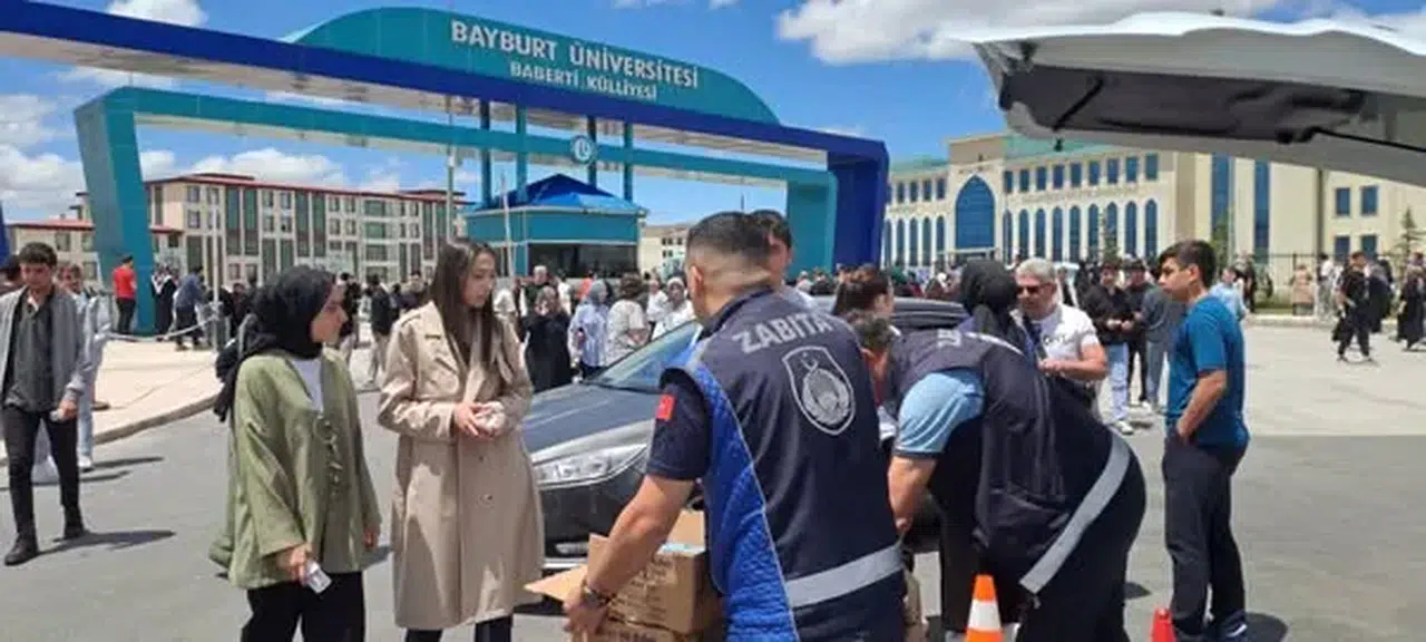 Bayburt Belediyesi’nden YKS’de Anlamlı Destek: Öğrencilere ve Velilere Su İkramı