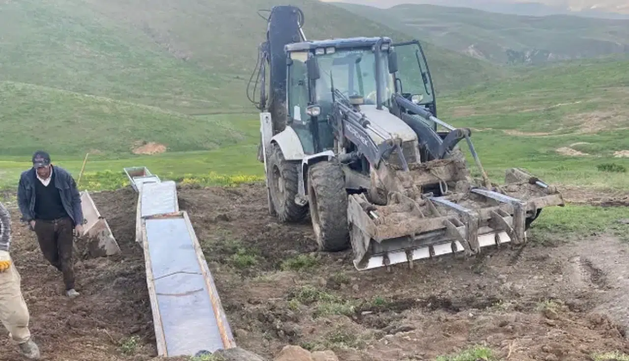 Köprüköy Belediyesi'nden Hayvancılığa Destek: Ortaklar Mahallesi'ne Hayvan Sulukları Kuruldu
