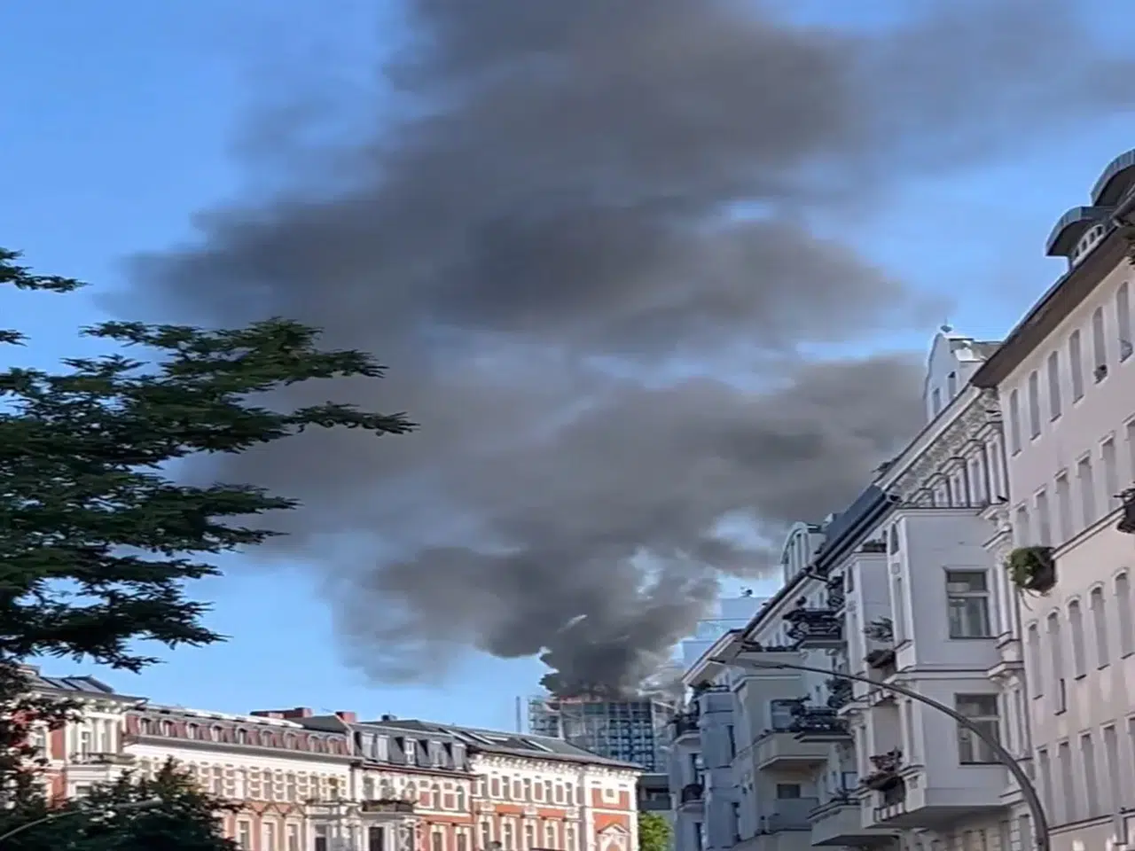 Berlin'deki inşaat halindeki binanın çatısında yangın, büyük patlamalar paniğe yol açtı