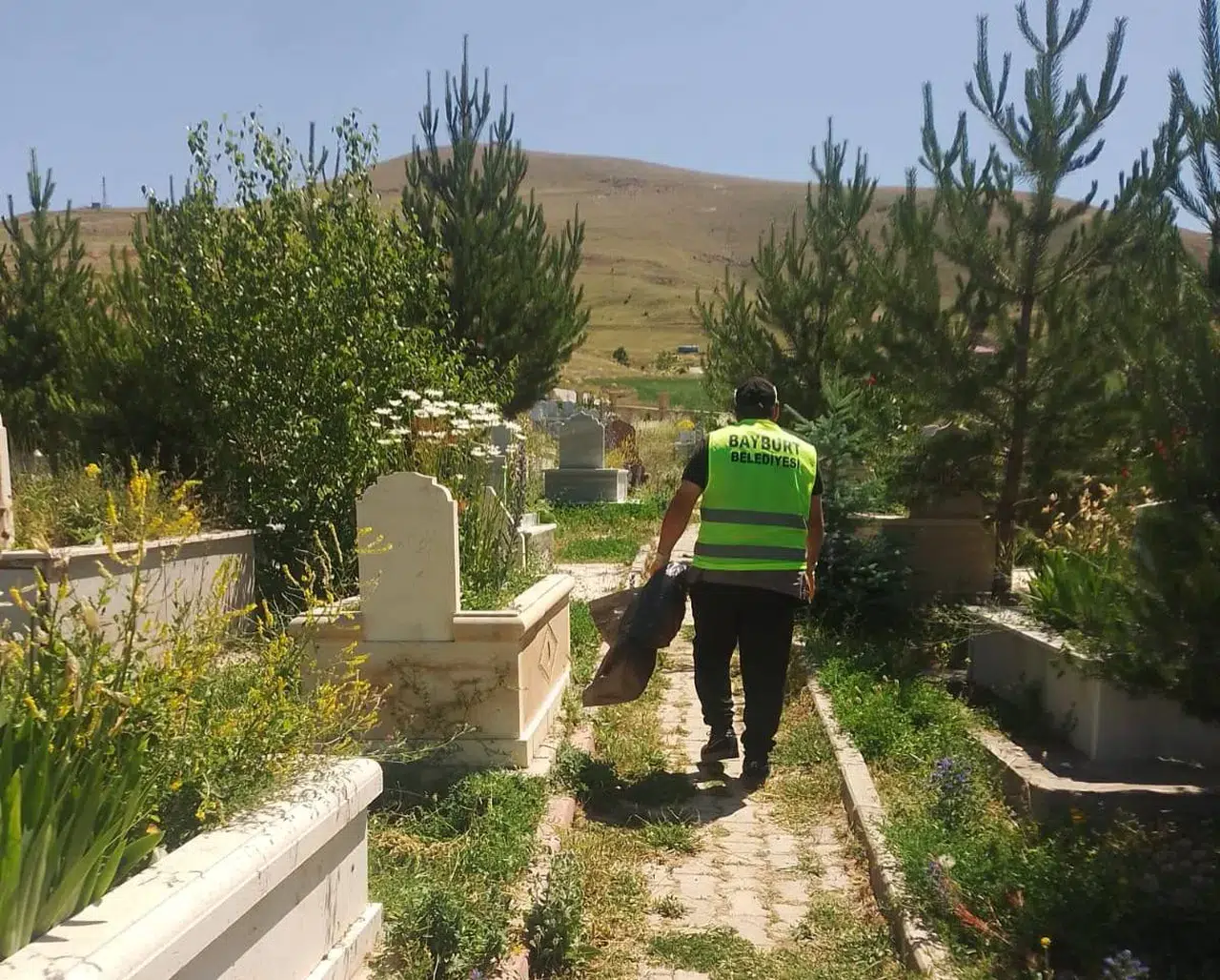 Bayburt Belediyesi Mezarlıklarda Temizlik ve Bakım Çalışmalarını Sürdürüyor