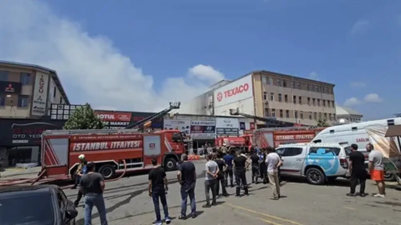 Ümraniye'de Kadosan Oto Sanayi Sitesi'nde yangın, itfaiyenin müdahalesi ile kontrol altına alındı.