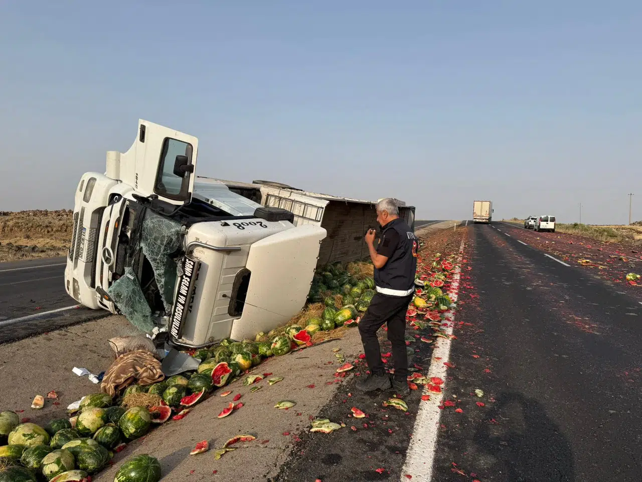 Şırnak'ta karpuz yüklü TIR devrildi: Şoför ağır yaralı, yol trafiğe kapandı