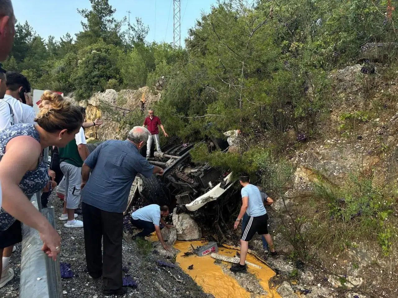 Antalya'da devrilen yumurta yüklü kamyon, sürücüsünü hayattan kopardı
