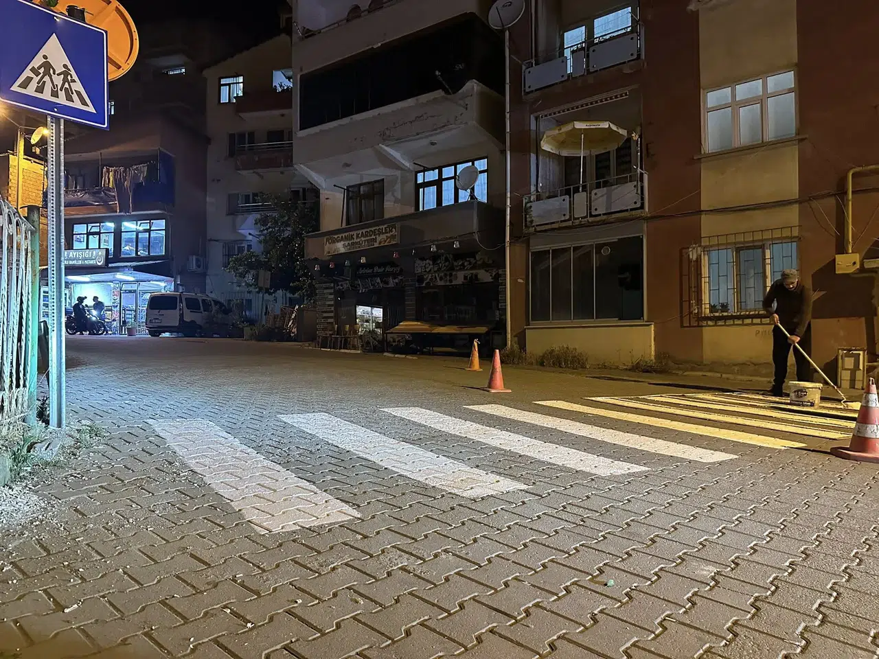 Artvin Belediyesi, okullarda yaya geçidi çizgileriyle trafik güvenliğini artırdı