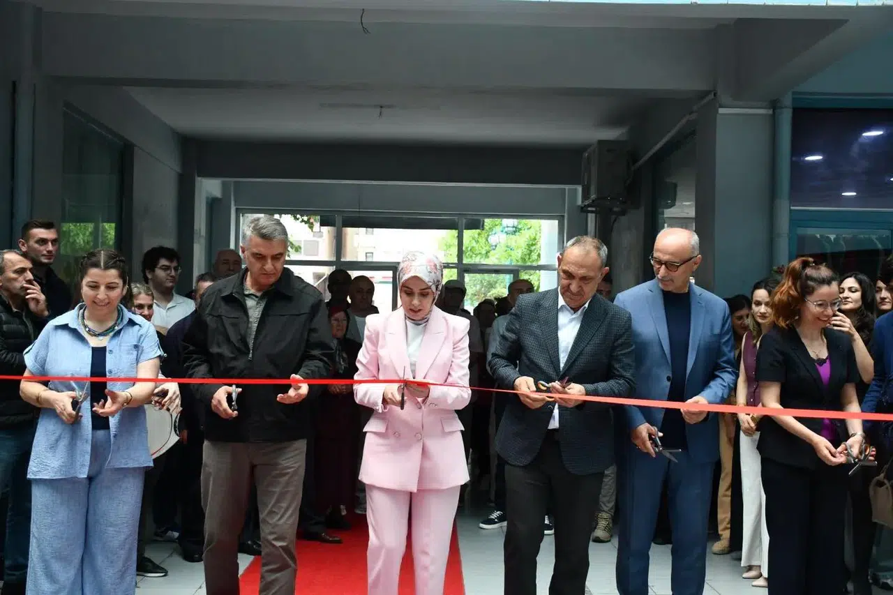 Gençler için sanat dolu bir fırsat Dersimiz Sanat sergisi ilgiyle karşılandı