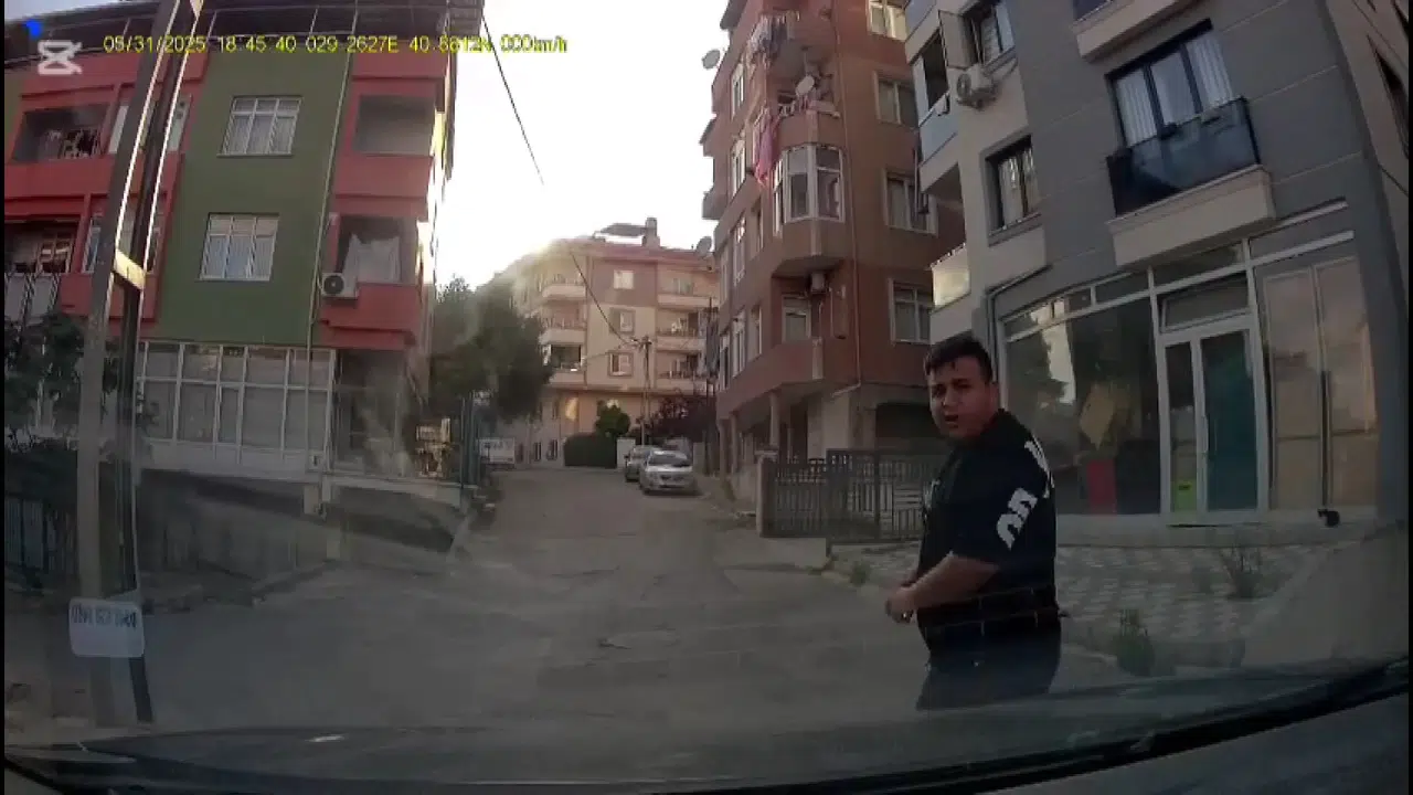 Pendik'te Trafik Tartışması Korkunçlaştı: Baba, Kızının Gözü Önünde Sürücüye Bıçak Çekti!