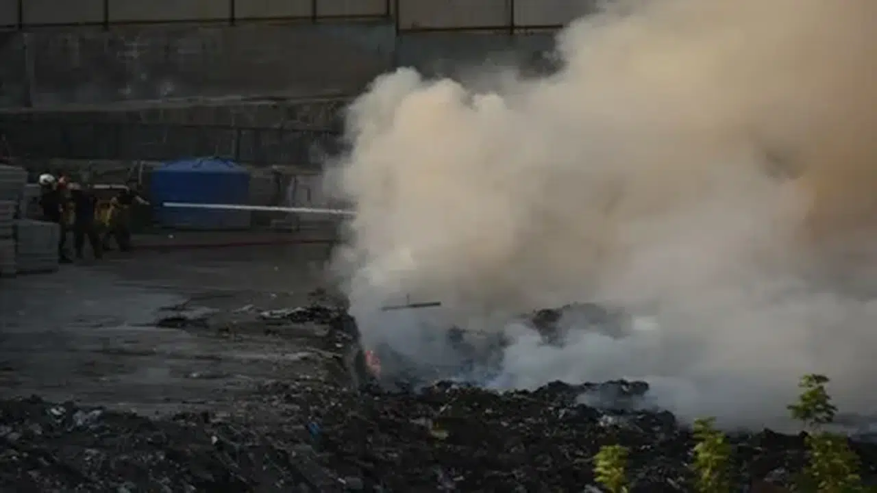 Karşıyaka'da Çöplükteki Yangın Kontrol Altına Alındı, Soğutma Çalışmaları Devam Ediyor