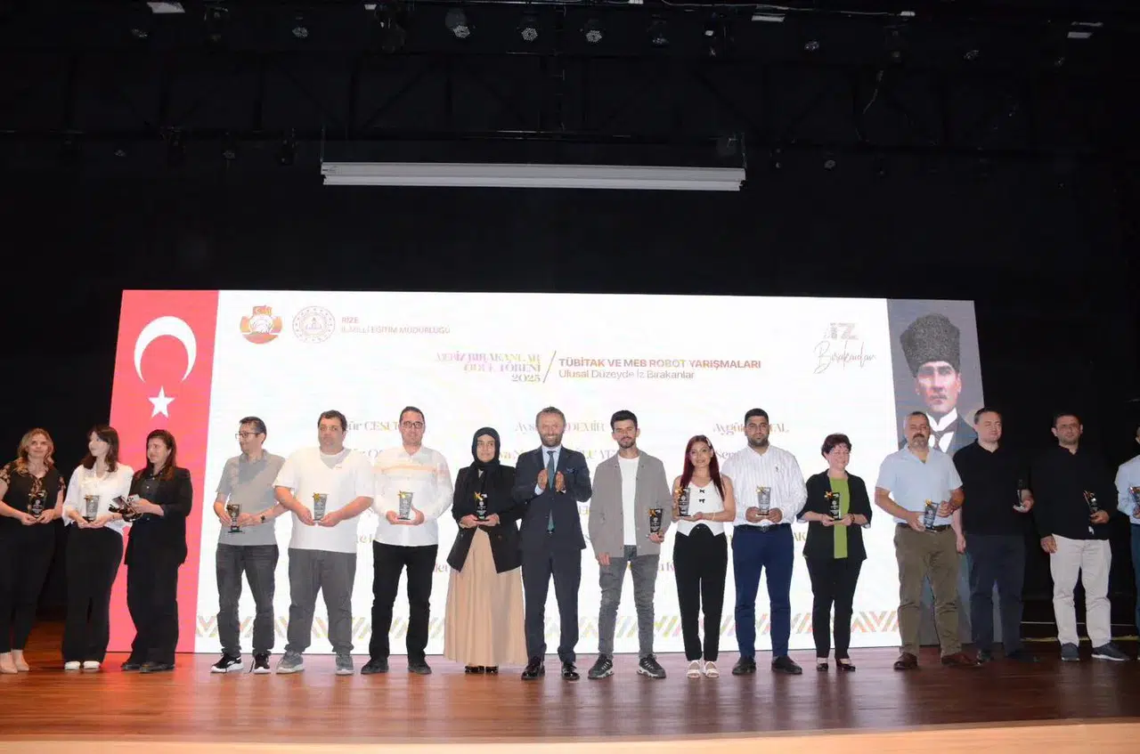 Recep Tayyip Erdoğan Üniversitesi Rektörü, İz Bırakanlar Ödül Törenine Katıldı