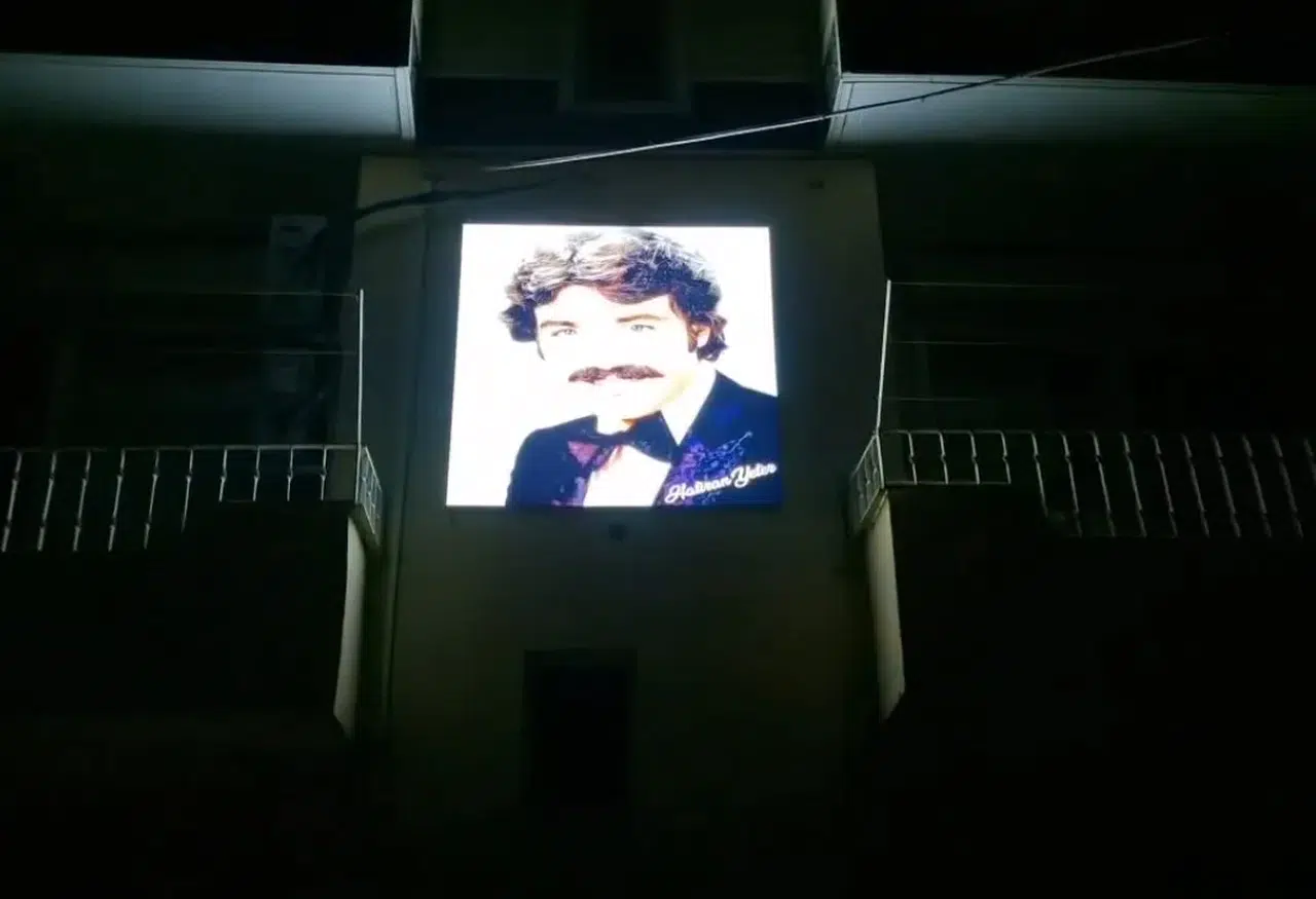 Mersin'de Ferdi Tayfur hayranı, sanatçının ışıklı panosunu yaptırdı