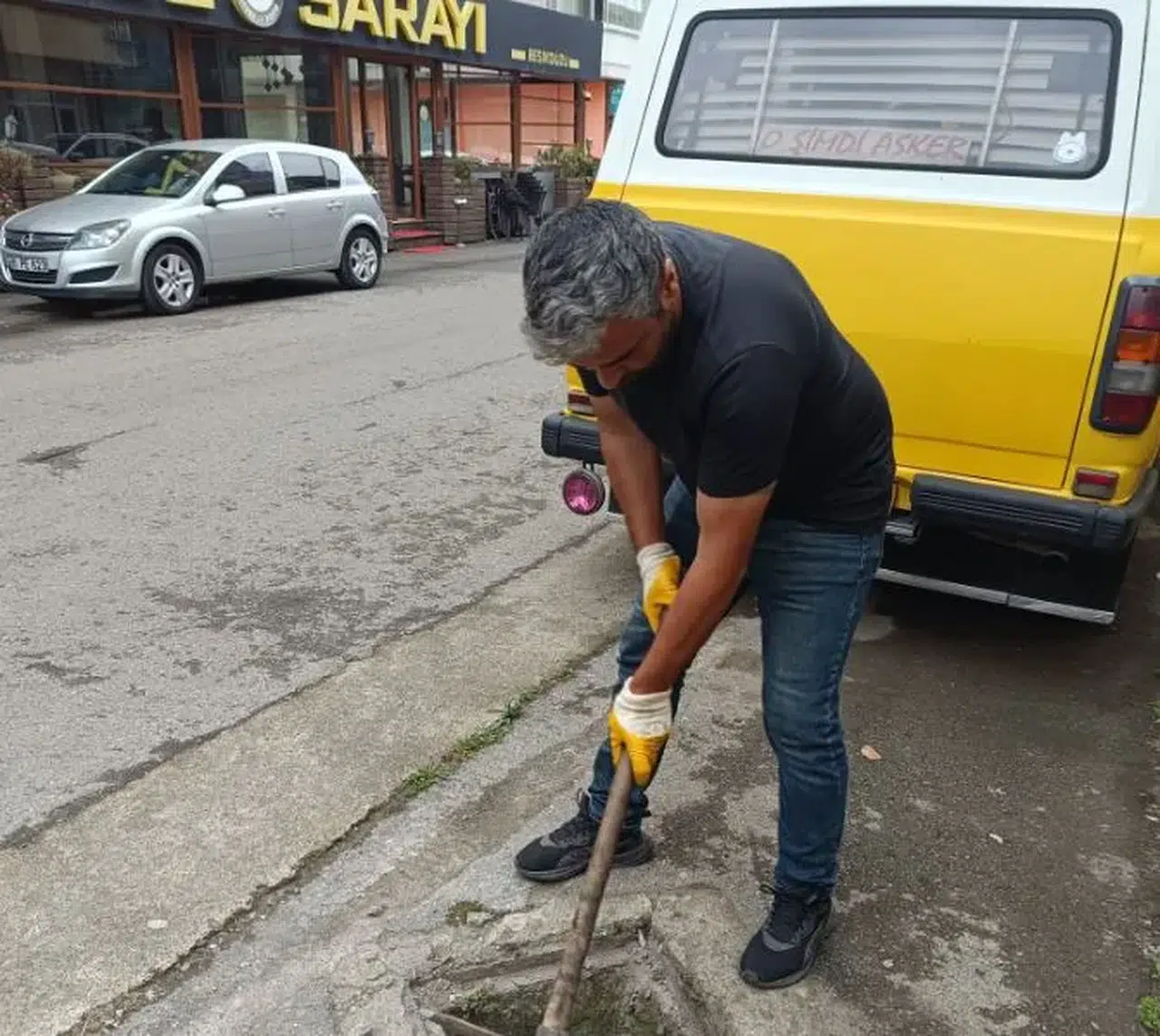 Beşikdüzü Belediyesi'nden İlçe Merkezinde Temizlik ve Bakım Faaliyetleri Başlatıldı