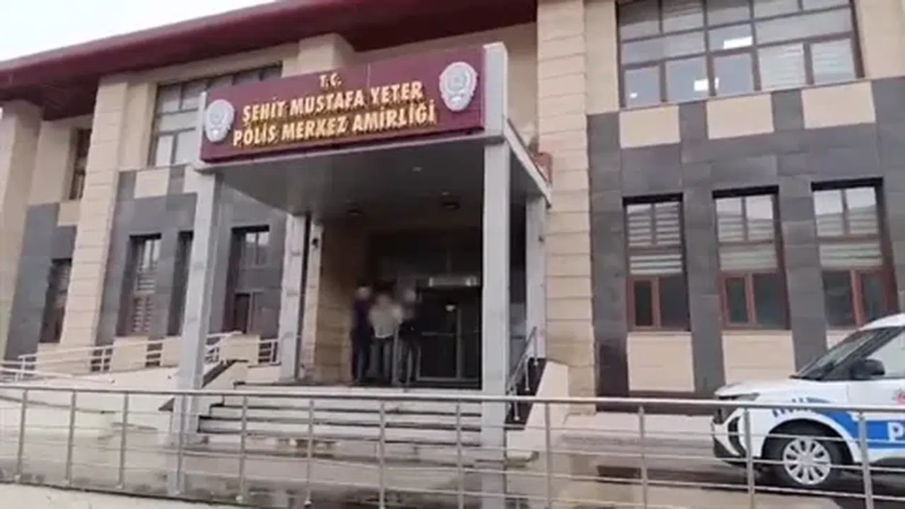 İran'da yakalanan cinayet zanlısı Türkiye'ye iade edildi, tutuklandı.