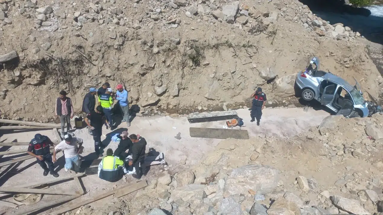 Rize'de dere yatağına devrilen otomobildeki 5 kişi yaralandı
