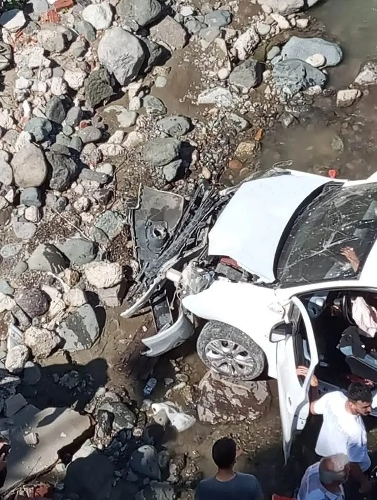 Akçaabat'ta otomobil kazası: 3 yaralı, kaza anı güvenlik kamerasında görüntülendi