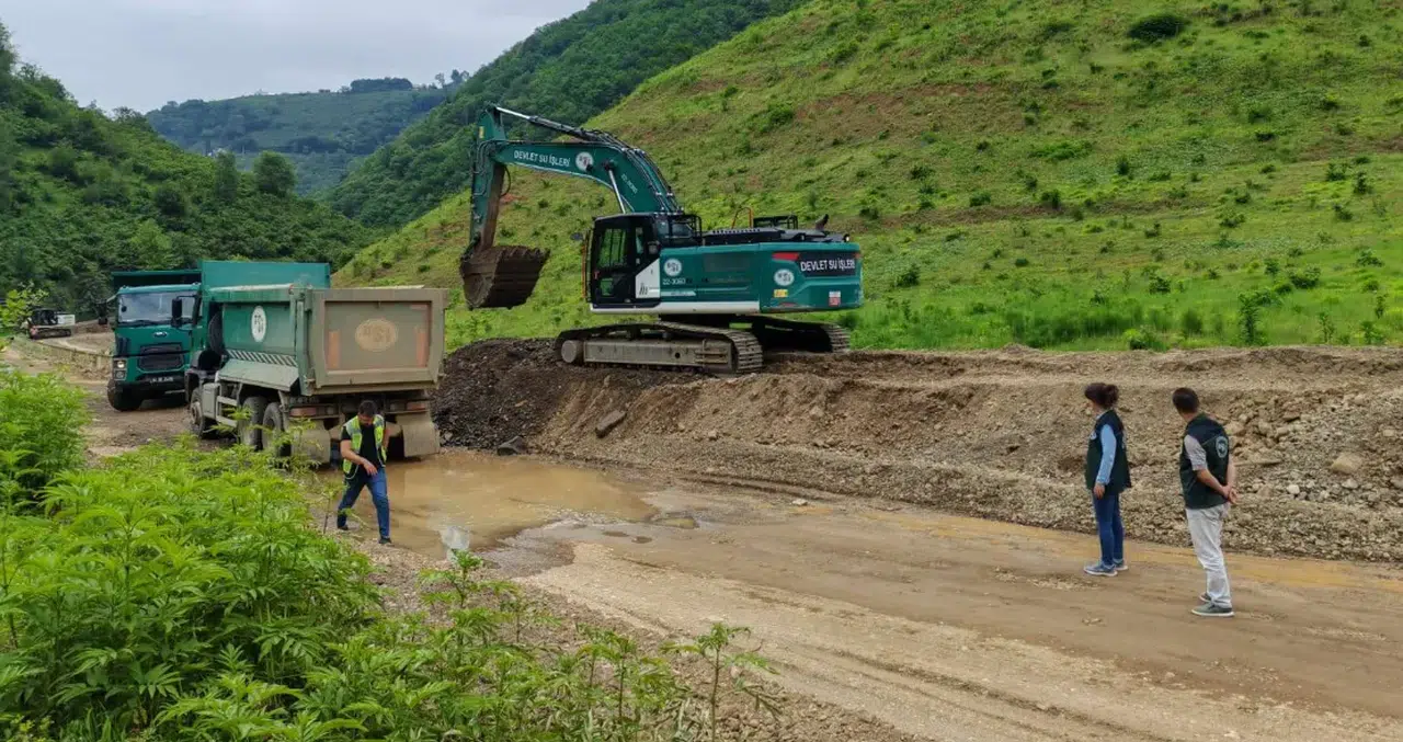 DSİ 22. Bölge Müdürlüğü Trabzon’da Taşkınlara Karşı Makinalı Çalışmalarını Sürdürüyor