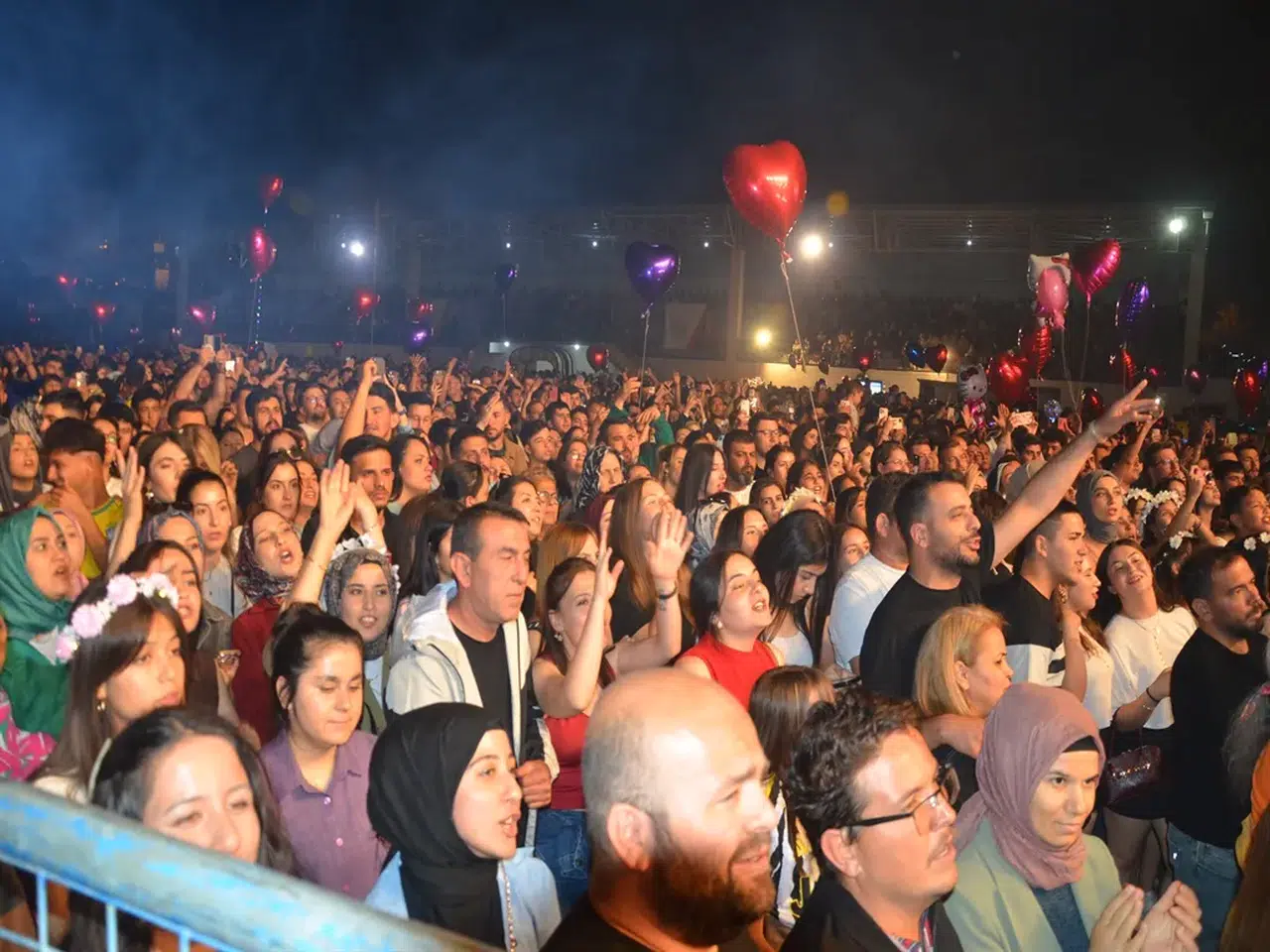 Zeynep Bastık, Mersin'deki festivale damga vurarak 'Kayısı Güzeli' unvanını aldı!