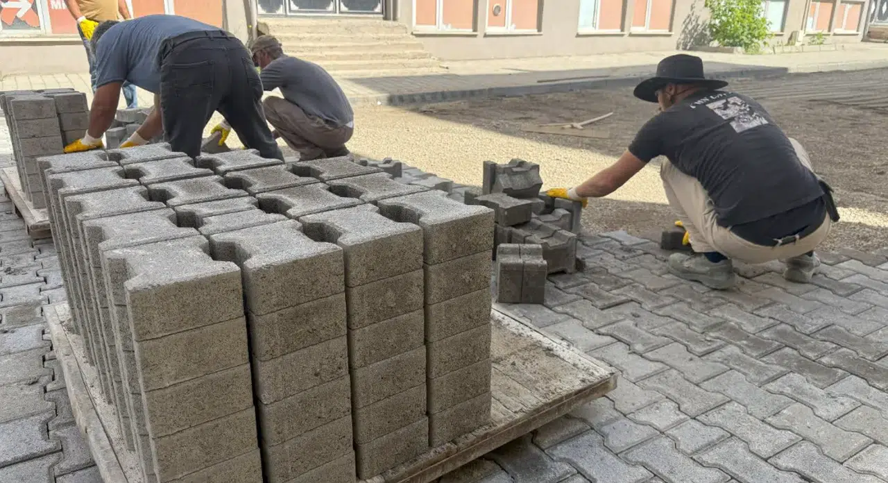 Oltu Belediyesi’nden İlçe Genelinde Kilit Parke Taşı Çalışması