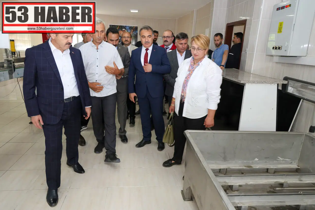 Artvin Valisi Dr. Turan Ergün’den Murgul’da Bal Dolum Tesisine Ziyaret