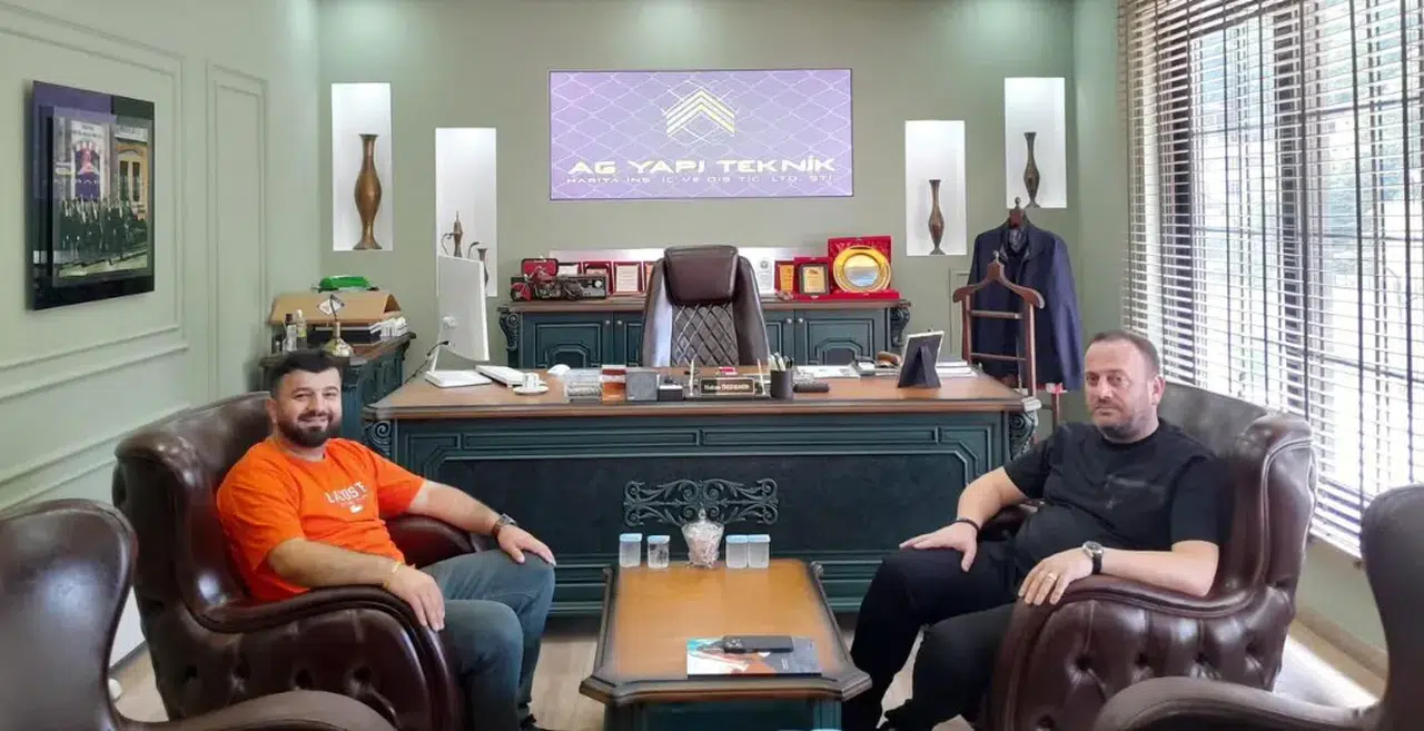 Borçka’da Dayanışma Örneği: İşitme Engelli Murat Sarı’ya Hakan Özdemir’den İş İmkanı