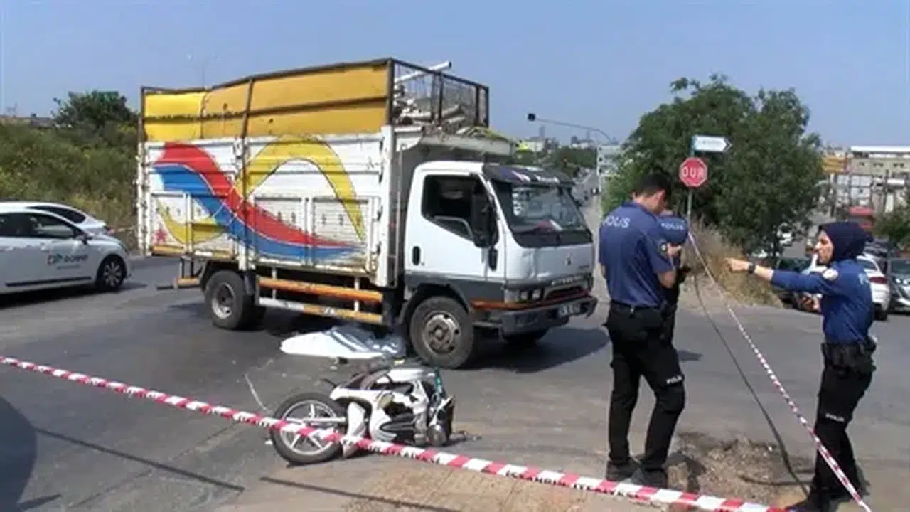 Ümraniye'de motosiklet kazası: 17 yaşındaki sürücü hayatını kaybetti, kamyonet şoförü gözaltında