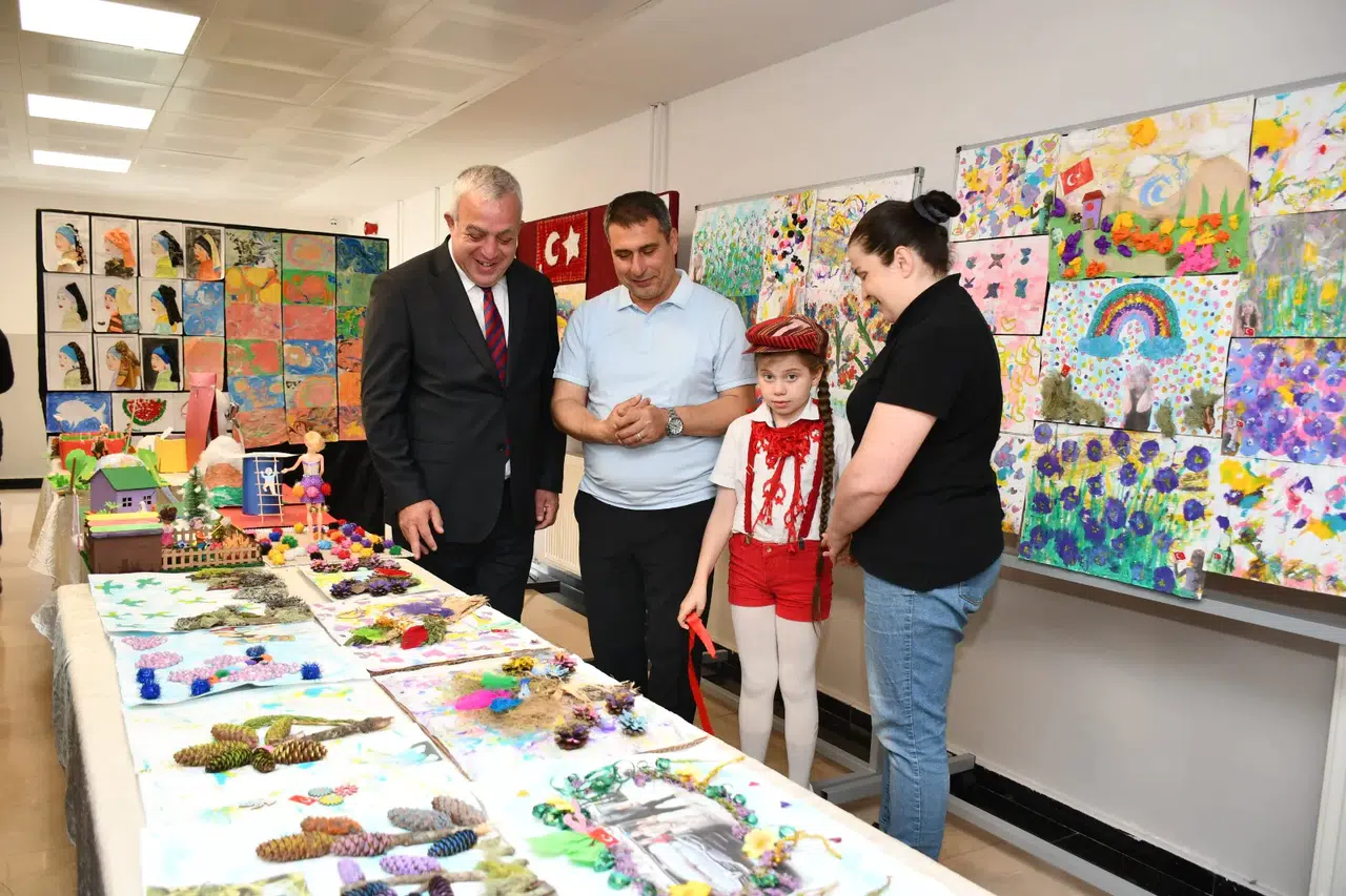 Artvin Başkanı Erdem, Vakıfbank İlkokulu'ndaki Yıl Sonu Sergisi'nde öğrencilerin yaratıcılıklarını değerlendirdi