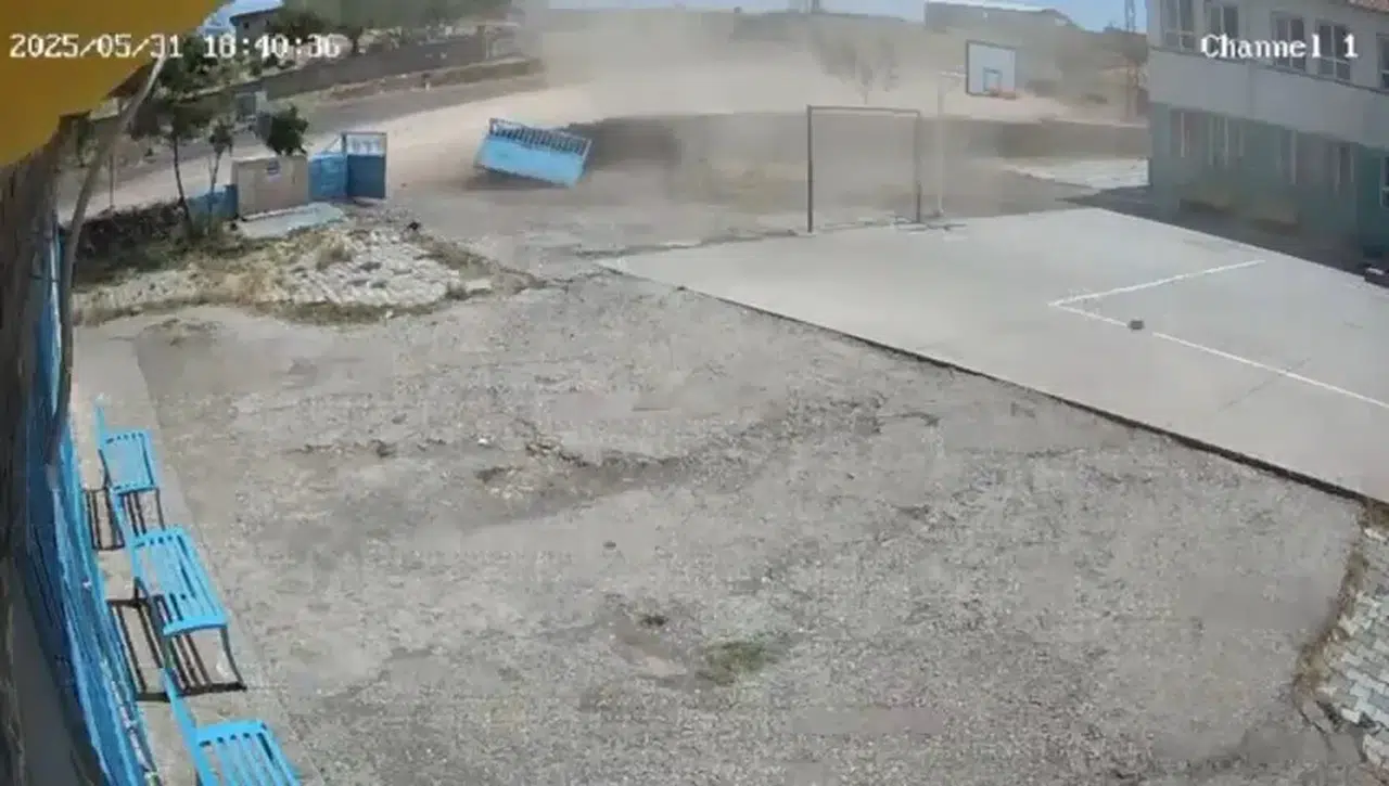 Siverek’te 'kum şeytanı' okul kapısını savurdu, güvenlik kamerasına yansıdı!