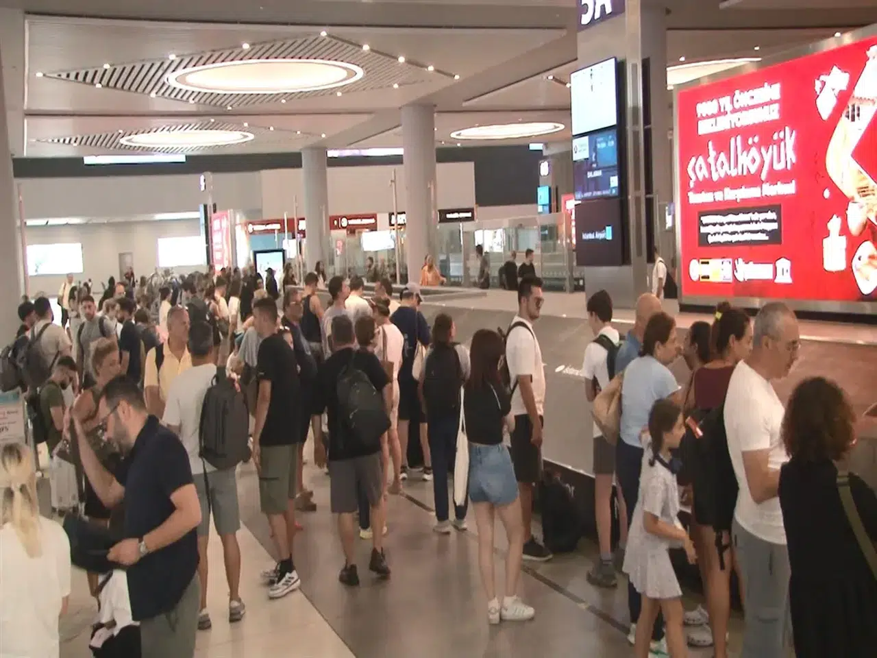 Tatil Dönüşü Hız Kazandı: Havalimanlarında Uçuş ve Yolcu Yoğunluğu Artıyor!