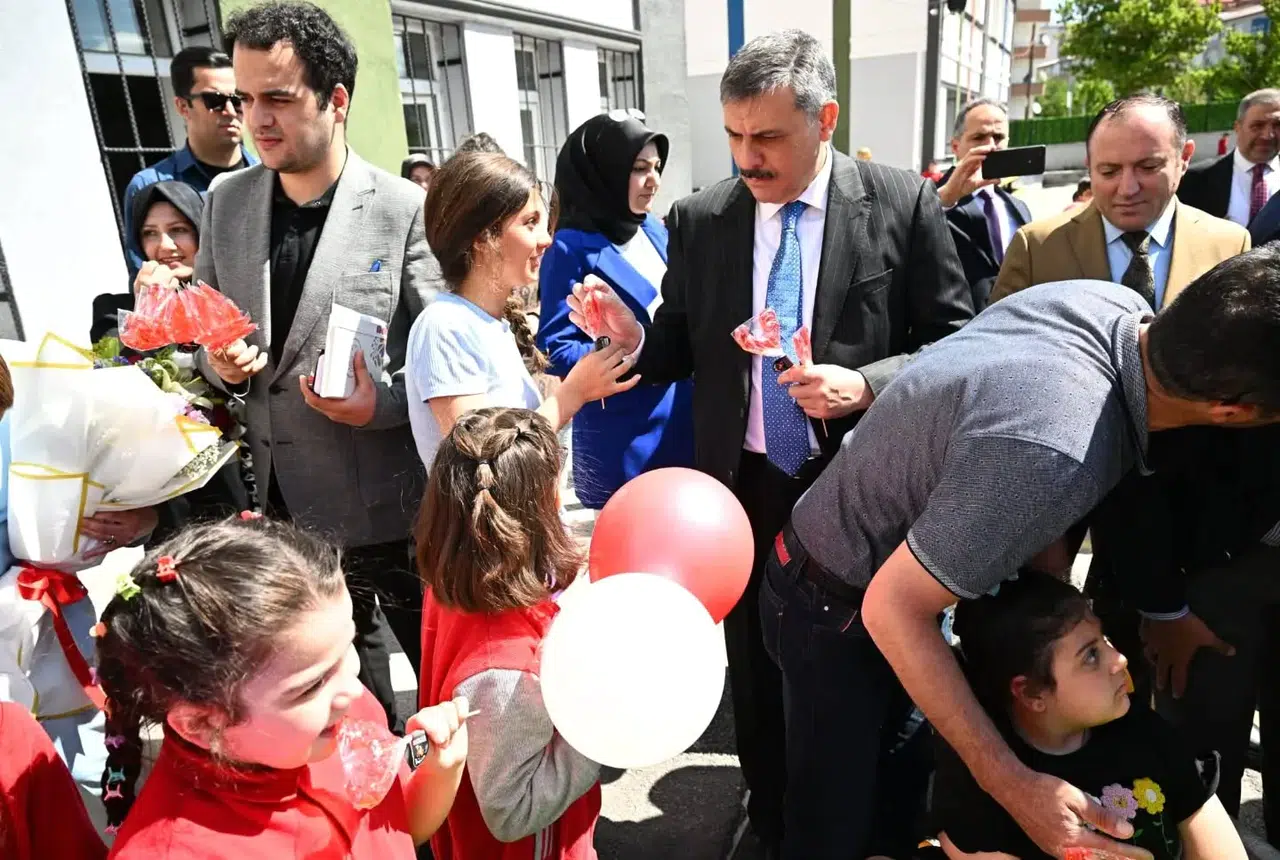 Bakan Tekin, Bayram Coşkusunu Öğrencilerle Paylaştı ve Gelenekleri Yaşattı