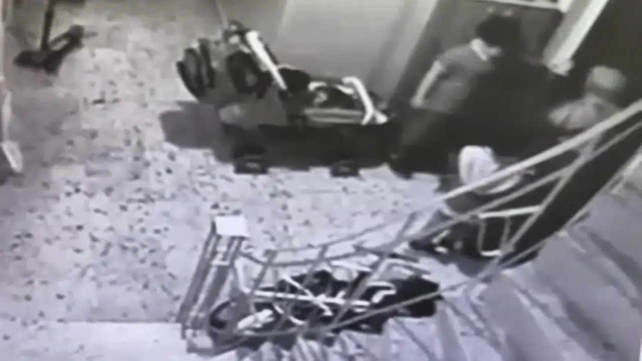 Sultangazi'de hırsızlar, evde değerli eşya bulamayınca çocuk sesiyle kaçtı