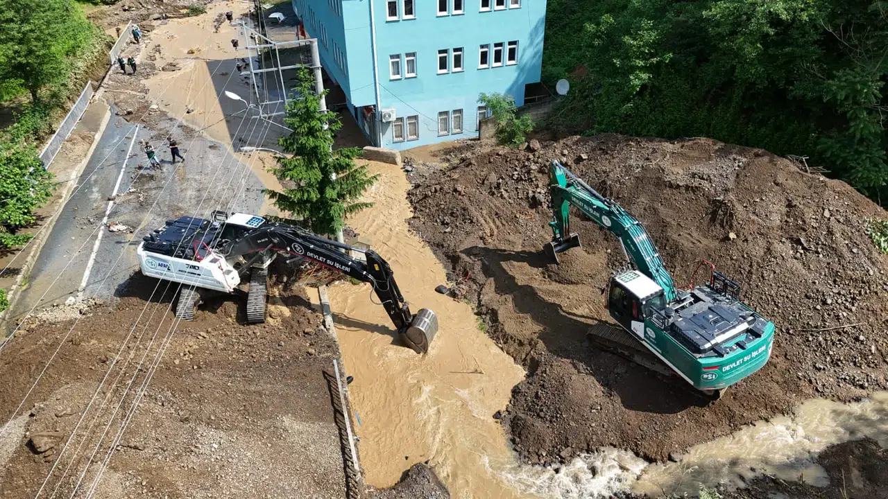 Akçaköy Mahallesi’nde aşırı yağışlar sonrası DSİ, makinalı çalışmalara 7/24 devam ediyor