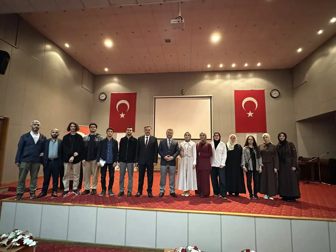 Trabzon'da Umre Ödüllü Gençlik Bilgi Yarışması'nda dereceye girenler ödüllerini aldı