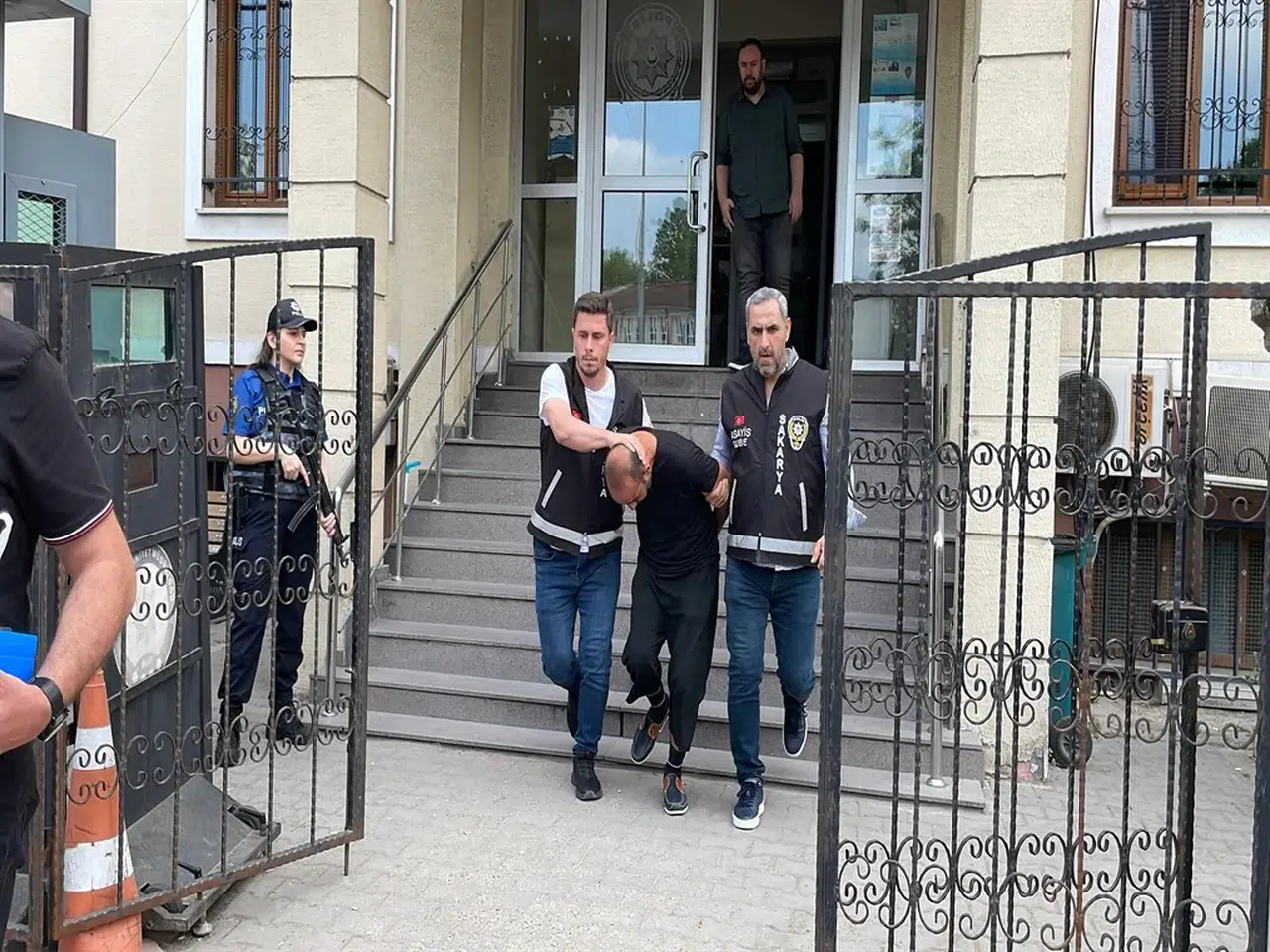 Sakarya'da eski eşine 6 kurşunla ateş eden zanlı adliyeye sevk edildi