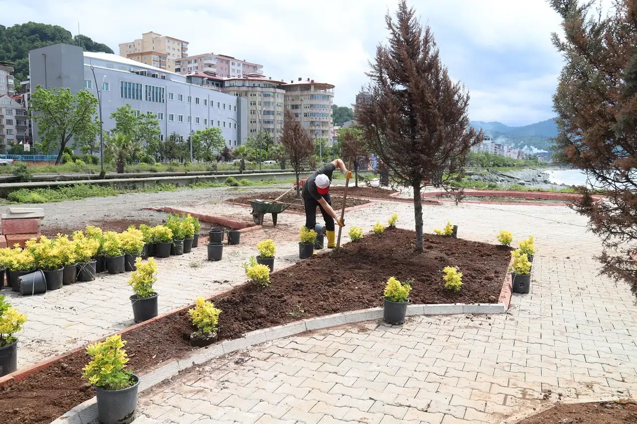 Hopa Belediyesi Kurban Bayramı için temizlik ve düzenleme çalışmalarına hız verdi