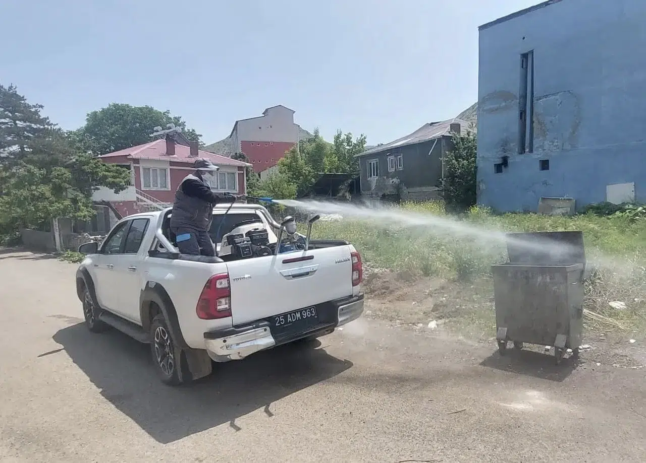 Oltu Belediyesi Bayramda Hijyen İçin Çöp Konteynerlerini İlaçlıyor