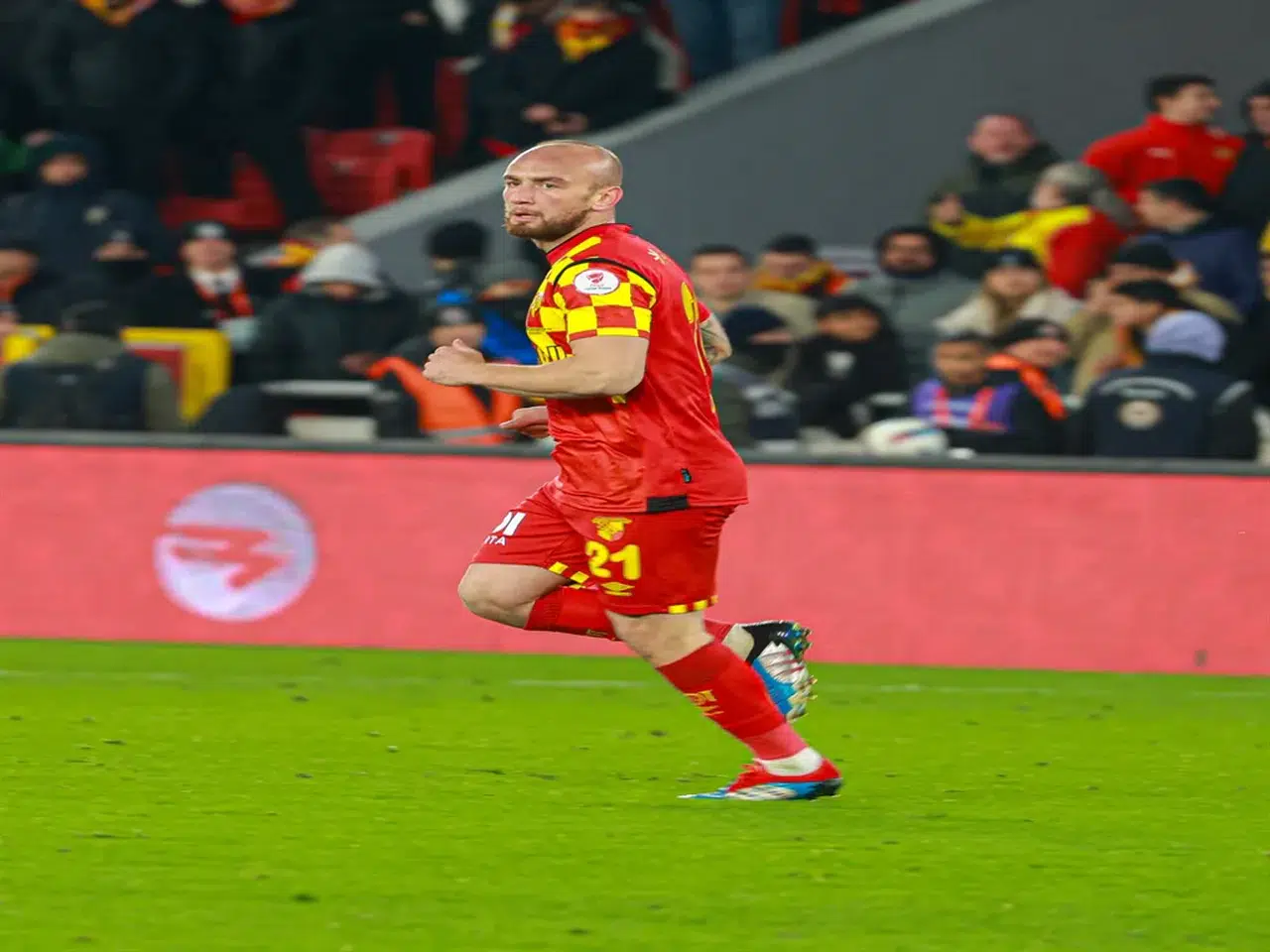 Göztepe'de Ayrılıklar: Üç Yıldız Takımdan Ayrılıyor!