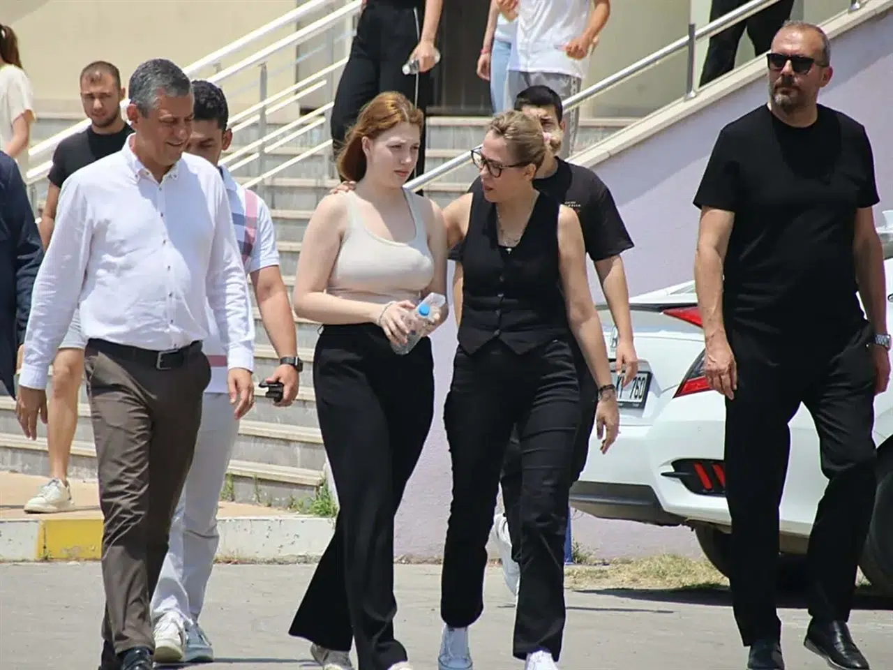 Özgür Özel, Sınav Günü Nehir Zeyrek’in Yanında Yer Aldı