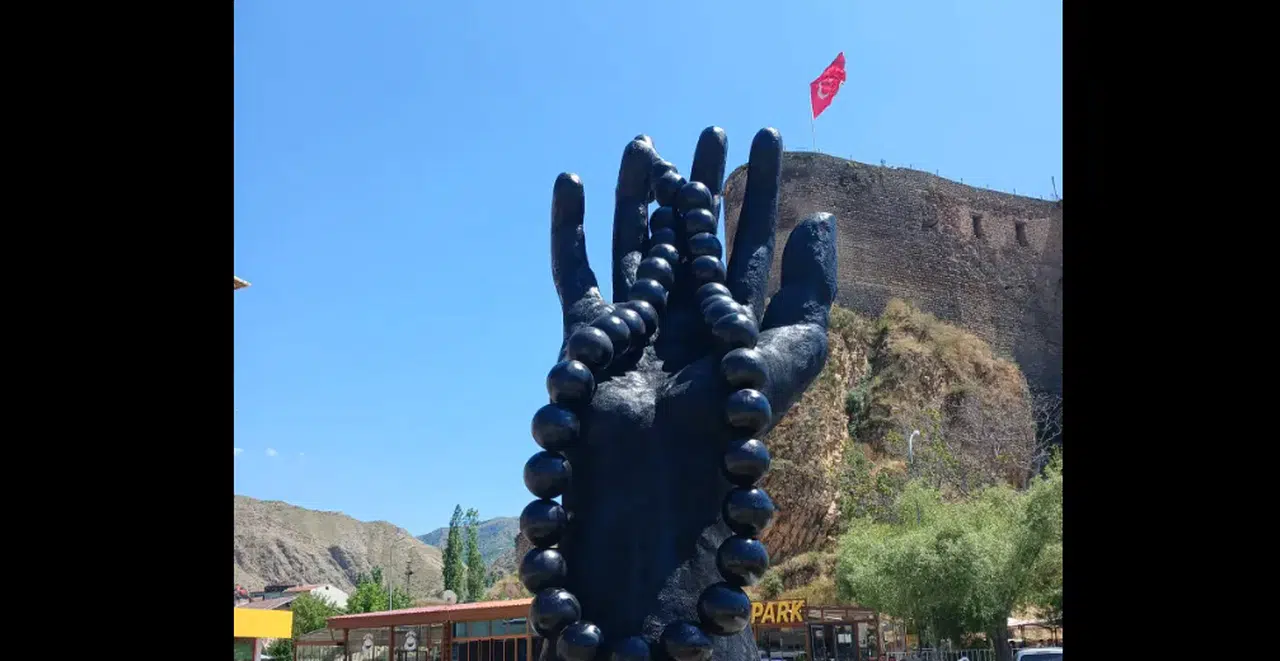 Oltu Taşı Tespih Heykeli Yenilendi: Kültürel Değere Estetik Dokunuş